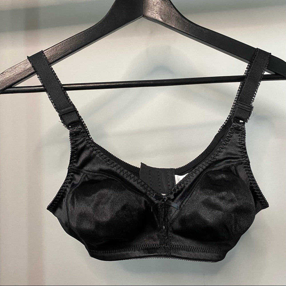 Bali Double Support Tailored Wireless Lace Up Front Bra 3820 size 34B.